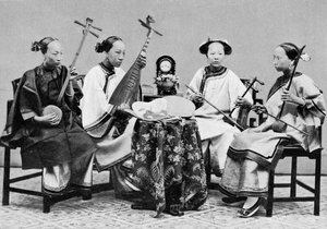 Mujeres músicas con instrumentos musicales tradicionales chinos en Hong Kong, c.1885